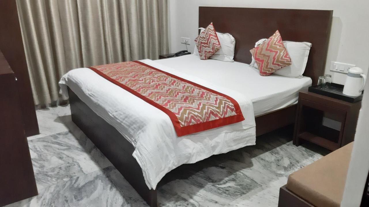 Hotel Sar Kamla Dham Skd Vrindavan Fully Vaccinated Staff Εξωτερικό φωτογραφία